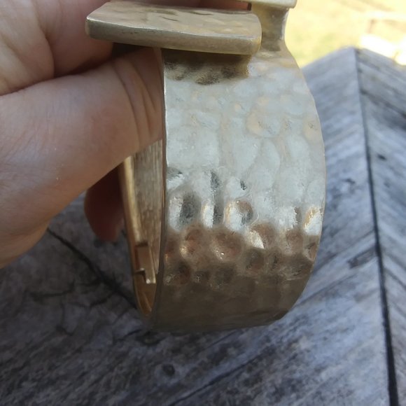 Lia Sophia That’s a Wrap Cuff Bracelet Brutalist vibes Hammered gold tone metal - Picture 6 of 16